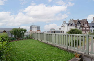 Foto 2 - Appartamento a Trouville-sur-Mer con giardino e vista mare