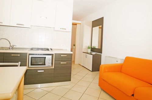 Photo 4 - 1 bedroom Apartment in Rosignano Marittimo with swimming pool and garden