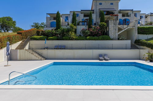 Foto 34 - Casa de 3 quartos em Buje com piscina e jardim