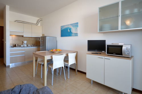 Foto 6 - Apartamento em Lignano Sabbiadoro com piscina e terraço