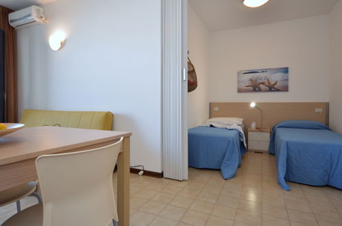 Foto 5 - Apartamento en Lignano Sabbiadoro con piscina y terraza