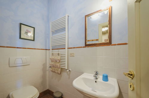 Photo 13 - 2 bedroom Apartment in Lucca with swimming pool and garden