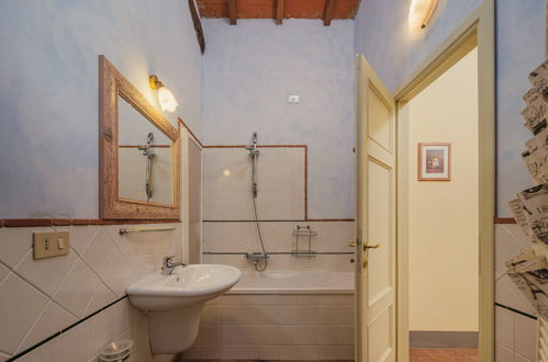 Foto 16 - Apartment mit 2 Schlafzimmern in Lucca mit schwimmbad und garten