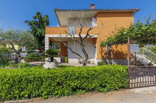 Foto 9 - Apartamento de 2 habitaciones en Umag con terraza y vistas al mar