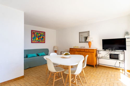 Foto 5 - Apartment mit 2 Schlafzimmern in Le Lavandou mit terrasse und blick aufs meer