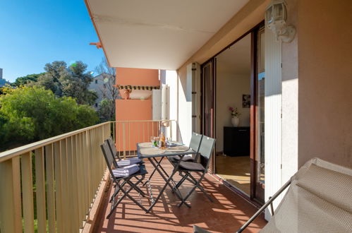 Photo 14 - 1 bedroom Apartment in Fréjus with garden and sea view