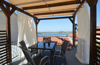 Photo 2 - Maison de 2 chambres à Sibenik avec jardin et terrasse