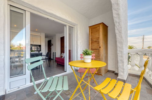 Foto 19 - Apartment mit 1 Schlafzimmer in Castelló d'Empúries mit terrasse und blick aufs meer