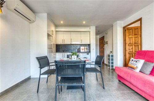 Foto 8 - Apartment mit 1 Schlafzimmer in Castelló d'Empúries mit terrasse und blick aufs meer