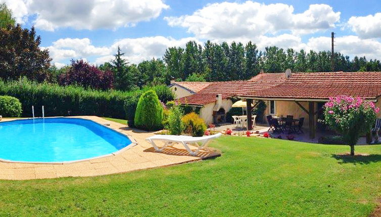 Photo 1 - Maison de 4 chambres à Condéon avec piscine privée et jardin