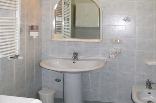 Foto 15 - Apartment mit 1 Schlafzimmer in Diano Castello mit schwimmbad und blick aufs meer