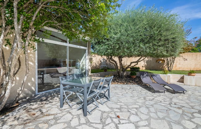 Casa de 3 quartos em Noves com piscina privada e jardim - Foto 3