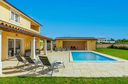 Photo 1 - Maison de 3 chambres à Svetvinčenat avec piscine privée et jardin