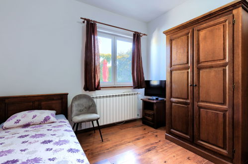 Foto 17 - Appartamento con 2 camere da letto a Ližnjan con piscina e vista mare