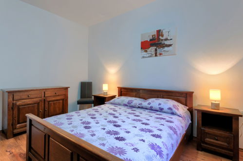 Foto 15 - Appartamento con 2 camere da letto a Ližnjan con piscina e vista mare