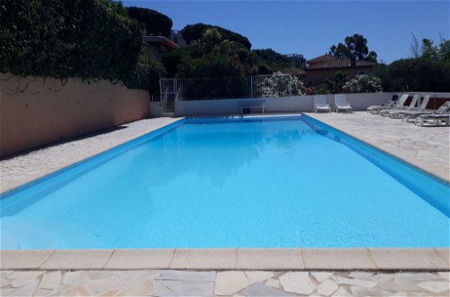 Foto 21 - Appartamento con 1 camera da letto a Cavalaire-sur-Mer con piscina e vista mare