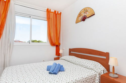 Foto 5 - Appartamento con 2 camere da letto a Mont-roig del Camp con piscina e vista mare