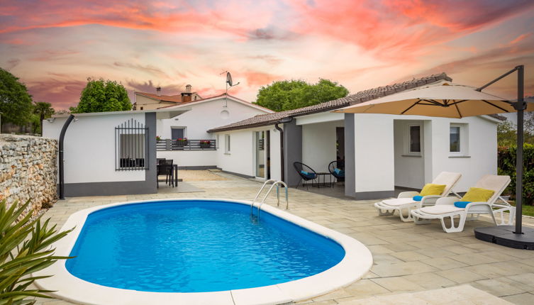 Photo 1 - Maison de 2 chambres à Sveti Petar u Šumi avec piscine privée et terrasse