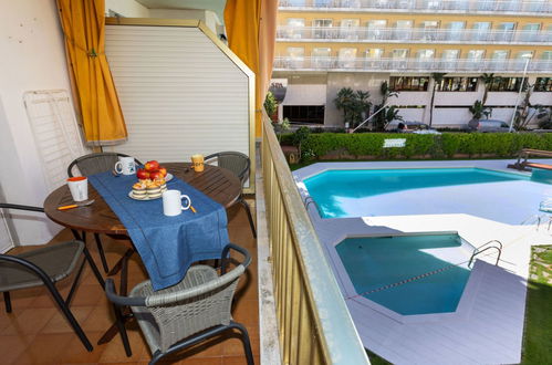 Photo 2 - 1 bedroom Apartment in Lloret de Mar with swimming pool and sea view