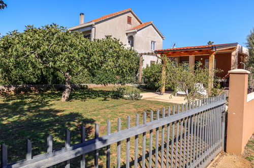 Photo 22 - Maison de 1 chambre à Privlaka avec jardin et terrasse