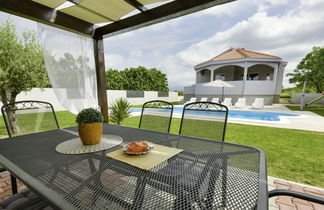 Photo 1 - Maison de 3 chambres à Benkovac avec piscine privée et vues à la mer