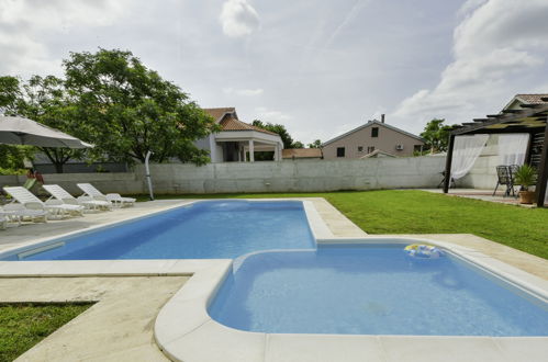 Photo 2 - Maison de 3 chambres à Benkovac avec piscine privée et vues à la mer