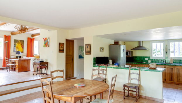 4 bedroom House in Saint-Martin-de-Castillon with private pool and garden - Photo 4