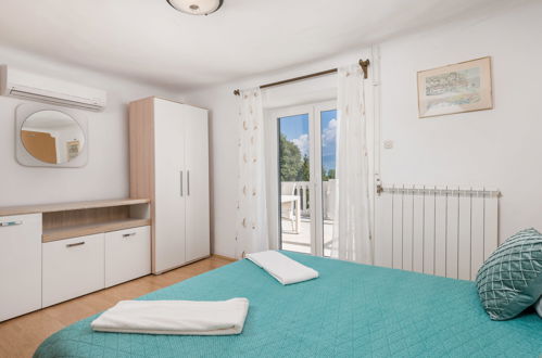 Foto 35 - Appartamento con 3 camere da letto a Kršan con piscina e giardino