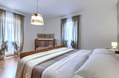 Foto 30 - Appartamento con 3 camere da letto a Kršan con piscina e giardino