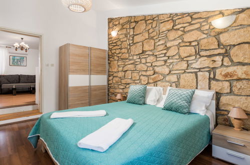 Foto 31 - Appartamento con 3 camere da letto a Kršan con piscina e vista mare