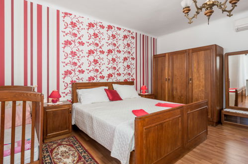 Foto 29 - Appartamento con 3 camere da letto a Kršan con piscina e vista mare