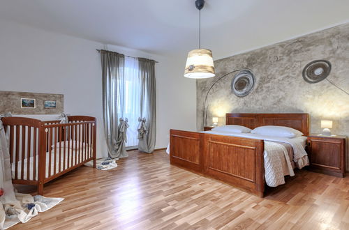 Foto 28 - Appartamento con 3 camere da letto a Kršan con piscina e giardino