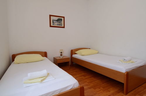 Foto 15 - Appartamento con 4 camere da letto a Sebenico con vista mare