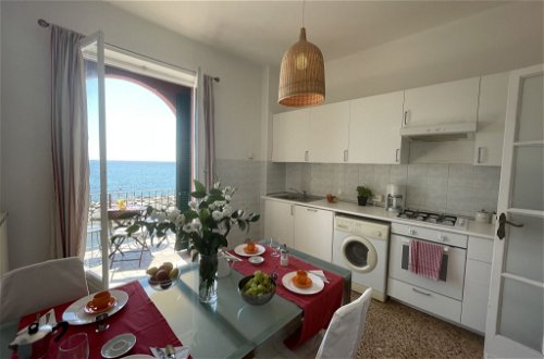 Foto 9 - Apartamento de 1 habitación en Imperia con vistas al mar