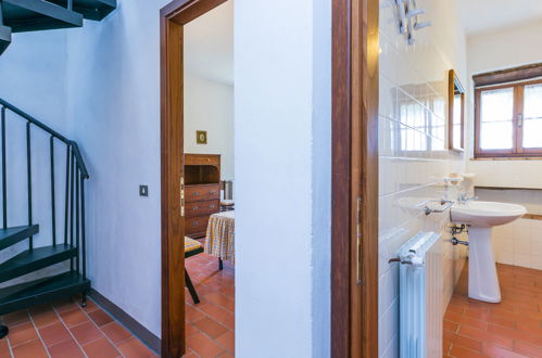 Foto 28 - Apartamento de 3 habitaciones en Pescia con piscina y jardín