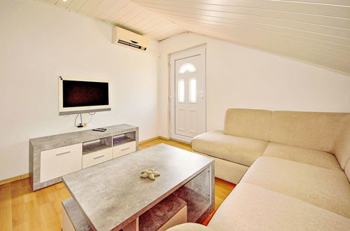 Foto 3 - Apartamento de 1 quarto em Tribunj com vistas do mar