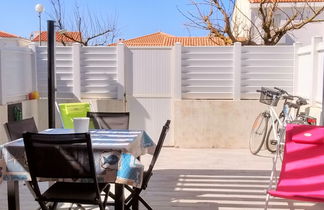 Photo 3 - Maison de 1 chambre à Les Sables-d'Olonne avec terrasse et vues à la mer