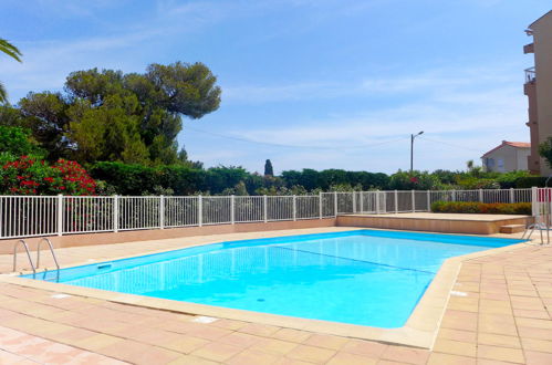 Foto 16 - Appartamento con 1 camera da letto a Fréjus con piscina e vista mare
