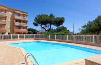 Foto 1 - Appartamento con 1 camera da letto a Fréjus con piscina e vista mare