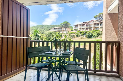 Foto 1 - Apartamento de 1 quarto em Saint-Raphaël com piscina e jardim