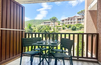 Foto 1 - Apartamento de 1 quarto em Saint-Raphaël com piscina e jardim