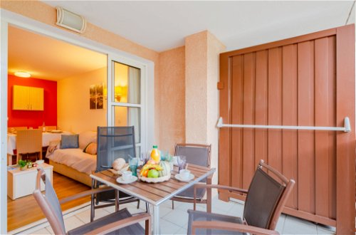 Foto 17 - Appartamento con 1 camera da letto a Saint-Raphaël con piscina e vista mare