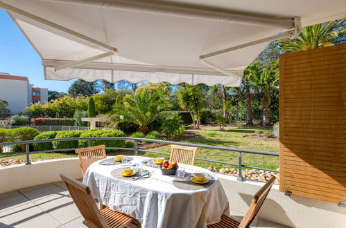 Foto 1 - Appartamento con 2 camere da letto a Saint-Raphaël con piscina e vista mare