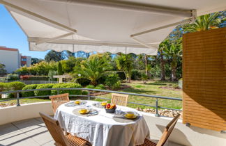 Foto 1 - Apartamento de 2 quartos em Saint-Raphaël com piscina e vistas do mar