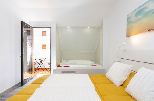 Foto 15 - Appartamento con 2 camere da letto a Arona con piscina e vista mare