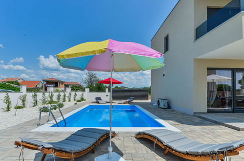 Foto 7 - Casa de 4 habitaciones en Sibenik con piscina privada y terraza