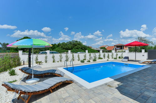 Foto 6 - Casa de 4 habitaciones en Sibenik con piscina privada y jardín