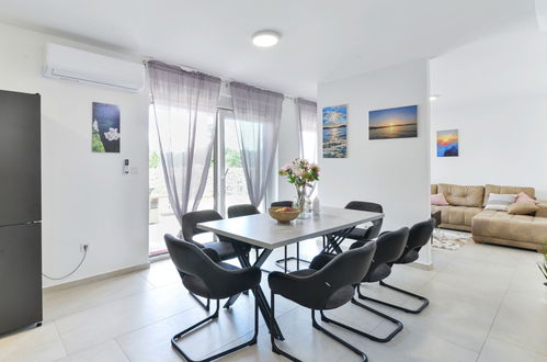 Foto 4 - Casa de 4 habitaciones en Sibenik con piscina privada y jardín