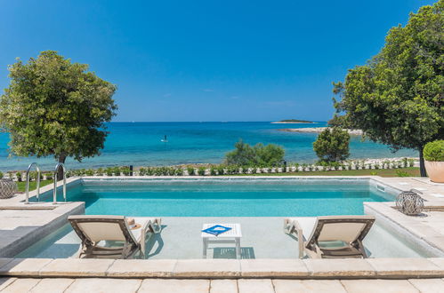 Photo 1 - Maison de 2 chambres à Bale avec piscine privée et jardin