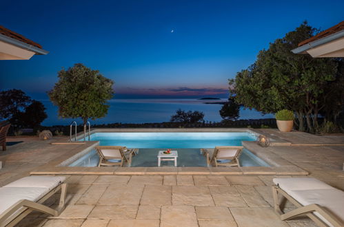 Photo 20 - Maison de 2 chambres à Bale avec piscine privée et vues à la mer